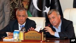 PM Libya Ali Zidan (kiri) memberikan keterangan dalam konferensi pers setelah dibebaskan penculik bersenjata yang menahannya selama beberapa jam di Tripoli, Libya (10/10).