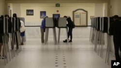 Personas emitiendo su voto en la Municipalidad de San Francisco el 7 de junio del 2016.