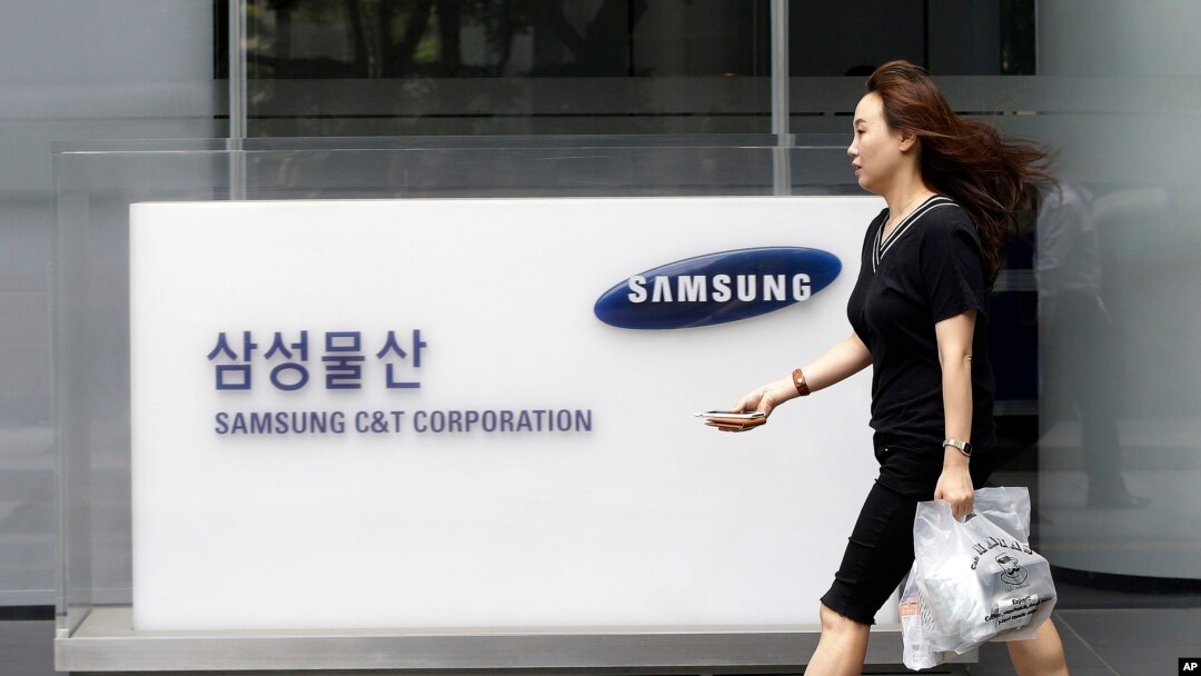 Logo Samsung C&T Corp. di kantor pusatnya di Seoul, Korea Selatan.