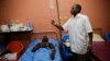 Un médecin s'occupe d'un malade à l'hôpital de la police d'Accra, au Ghana, vendredi 5 juin 2015. T (AP Photo / Sunday Alamba)