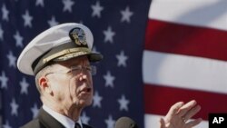 سه‌رۆکی ستوونه‌ هاوبه‌شه‌کانی له‌شـکری ئه‌مه‌ریکا ئه‌دمیراڵ مایک مۆڵن، (ئه‌رشیفی وێنه‌)