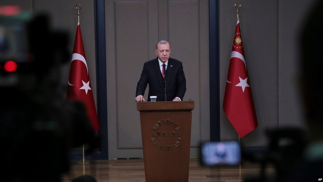 Turski predsednik Redžep Tajip Erdogan obraća se novinarima na aerodromu u Ankari, 10. novembra 2018. 