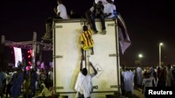 Des enfants jouent sur un conteneur à Nouakchott. 19 juin 2014.