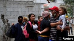 Familias hondureñas llegan a Guatemala en la más reciente caravana de migrantes centroamericanos en 18 de enero de 2021.