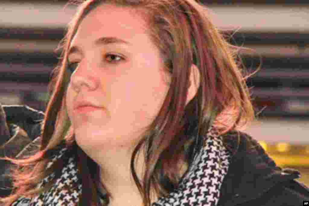 跟着高呼口号的朗凯蒂