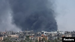 Чад се крева за време на израелски воздушен напад, во Рафа.