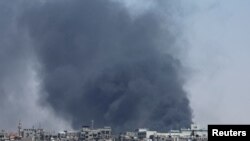 Ibyotsi bizamuka mu kirere nyuma y'igitero cy'indege cya Isiraheri i Rafah 