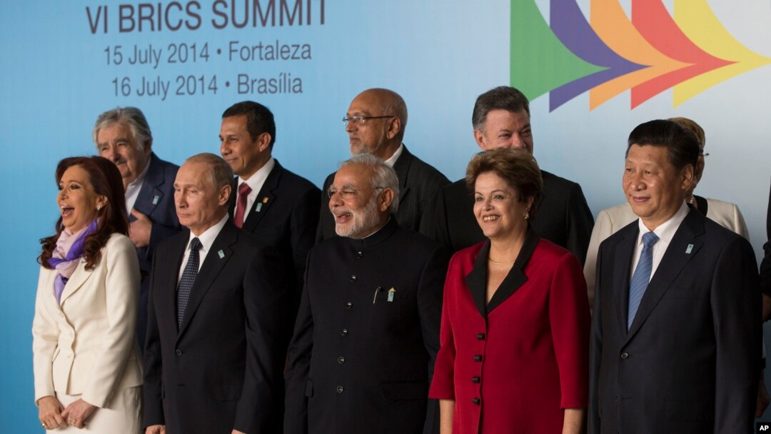 Các nhà lãnh đạo khối BRICS gồm Brazil, Ấn Độ, Trung Quốc và Nam Phi, công bố thành lập một ngân hàng phát triển mới với số vốn 100 tỷ đôla.