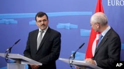 Tunisian Prime Minister Ali Larayedh (L) and European Council President Herman Van Rompuy participate in a press conference at the EU Council building in Brussels, June 25, 2013.