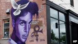 Fans del desaparecido artista se vistieron de morado para celebrar el Día de Prince.