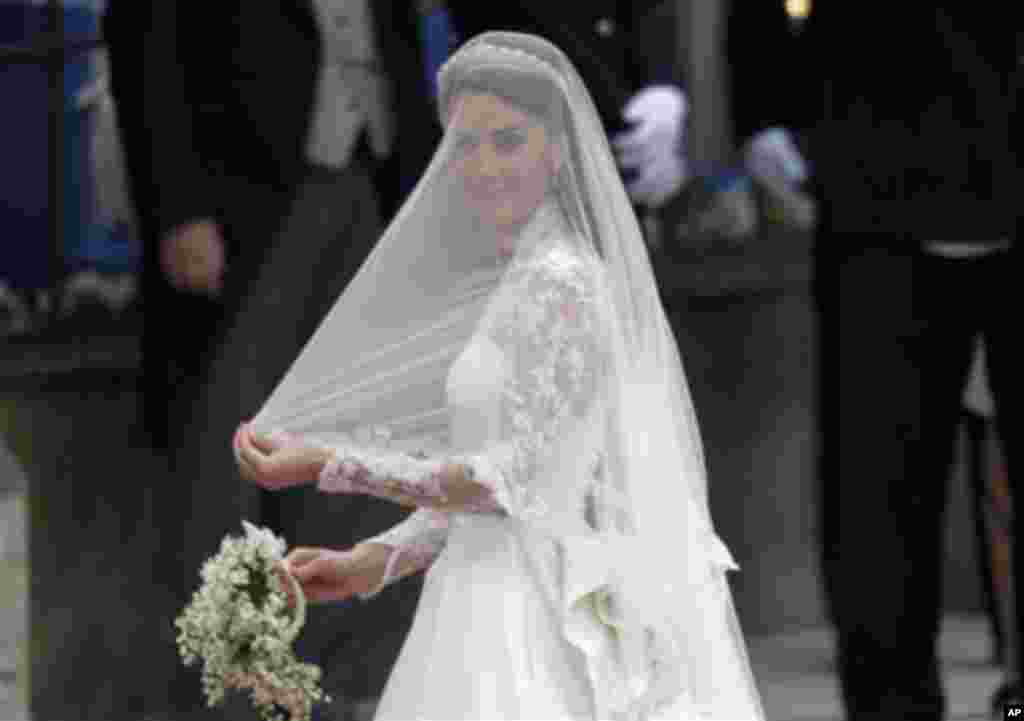Kate Middleton arrives for her wedding with Britain's Prince William at Westminster Abbey at the Royal Wedding in London Friday, April 29, 2011 (AP Photo/Gero Breloer)