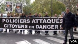 French police demonstrate in Paris, Oct. 26, 2016. Officers say they are overstretched by having to deal with ordinary crime and new terrorist threats. (L. Bryant/VOA)