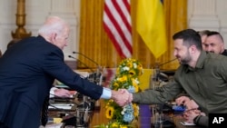 El presidente de EEUU, Joe Biden, a la izquierda, saluda al mandatario de Ucrania, Volodymyr Zelenskyy, en una reunión en el Salón Este de la Casa Blanca, el 21 de septiembre de 2023, en Washington.