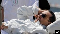 13일 이집트 카이로에서 들것에 실려 재판장에 도착한 호스니 무바라크 전 대통령.