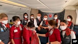 দুবাই ও বার্মিংহামের পথে উদ্ধার ফ্লাইটএ ভুমিষ্ট হওয়া শিশু, অতিরিক্ত যাত্রী হিসাবে বার্মিংহামএ অবতরণ করেI তুর্কি ফ্লাইট এটেন্ডেন্টের সহায়তায় ভুমিষ্ট হওয়া 