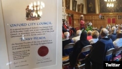 Dewan Kota Oxford, Inggris, memberikan penghargaan Freedom of the City Award kepada tokoh separatis Papua Benny Wenda hari Rabu 17/7 (Courtesy: Twitter). 