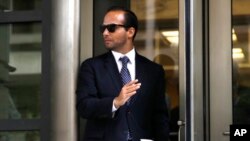 En esta foto del 7 de septiembre de 2018, el exasesor presidencial de campaña de Donald Trump, George Papadopoulos sale de una corte federal en Washington, D.C.