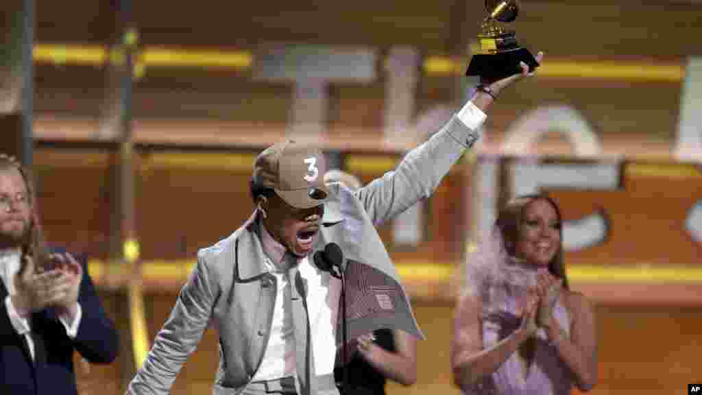 Chance, le rappeur américain accepte uh prix du meilleur nouveau artiste au Grammy Awards le 12 février 2017.