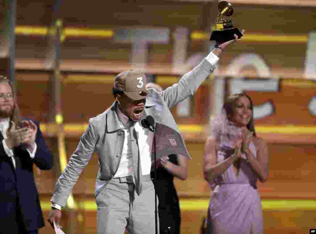 Chance The Rapper menerima penghargaan untuk artis pendatang baru terbaik Grammy Awards ke-59 di Los Angeles (12/2). (Matt Sayles/Invision/AP)