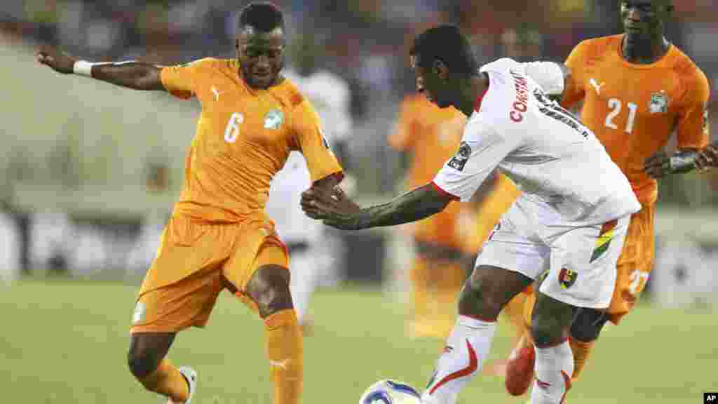 Cheick Kader de la Côte-d&#39;Ivoire, à gauche, est aux prises avec Kevin Constant de la Guinée au cours de leur Coupe d&#39;Afrique des Nations match de football du groupe D au stade de Malabo, Guinée équatoriale, mardi 20 janvier 2015.