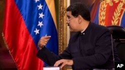 En repetidas ocasiones, la exfiscal Luisa Ortega ha afirmado que tiene evidencia que implica a Maduro y a otros altos funcionarios en actos de corrupción relacionados con Odebrecht.