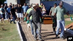 Cemetery workers carry the coffin with the body of Vale SA employee Edgar Carvalho Santos, victim of the collapsed dam, in Brumadinho, Brazil, Jan. 29, 2019. 