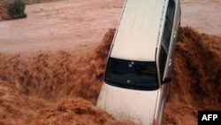 Une voiture emportée par une crue dans la région sud de Ouarzazate au Maroc, le 22 novembre 2014.