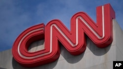 Znak CNN-a na zgradi ove medijske organizacije u Atlanti, fotografisan
21. aprila 2022. (Foto: AP/Mike Stewart)