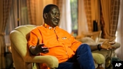 Pemimpin oposisi Kenya, Raila Odinga, berbicara pada Associated Press di rumahnya di Karen, di pinggiran Nairobi, Kenya, Minggu, 29 Oktober 2017 (foto: AP Photo/Ben Curtis)