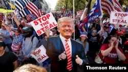 Arhiva - Pristalice Donalda Trampa nose njegov poster u prirodnoj veličini tokom protesta u Atlanti, Džordžija.