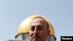 Waziri wa mambo ya nje wa Uturuki Mevlut Cavusoglu akitembelea eneo la msikiti wa Al-Aqsa .(REUTERS).