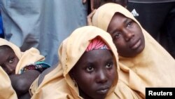 Hasta el momento no se ha identificado a los secuestradores, pero el grupo Boko Haram ha realizado este tipo de secuestros en el pasado. En la foto aparecen niñas liberadas este año. Ellas fueron secuestradas por Boko Haram.