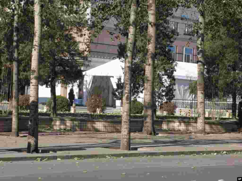 总统下榻的饭店外搭起了用于安检的帐篷