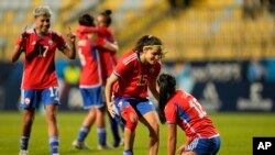 Las futbolistas de Chile celebran después de derrotar a Estados Unidos al final de un partido de semifinal de fútbol femenino en los Juegos Panamericanos en Viña del Mar, Chile, el martes 31 de octubre de 2023.