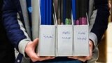 دادگاه بابک زنجانی همچنان در حال برگزاری است. این سه مجموعه فایل او جالب است:<br />
۱- خیلی محرمانه، غیرقابل قرائت<br />
۲- دفاعیات قابل قرائت<br />
۳- مطلب محرمانه<br />
آیا او برای ترساندن برخی این طور طبقه بندی کرده است؟<br />
عکس: محمد اخلاقی، فارس