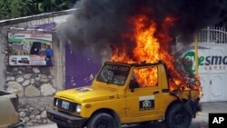 Un jeep de Radio Tele-Ginen en llamas, durante una protesta pidiendo la renuncia del presidente de Haití, Jovenel Moise, en Puerto Príncipe. Junio 10 de 2019.