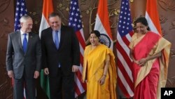 Desde la izquierda, el secretario de Defensa de EE.UU., James Mattis, el secretario de Estado, Mike Pompeo, la ministra de RR.EE. de India, Sushma Swaraj y la ministra de Defensa de India, Nirmala Sitharaman, durante una reunión en Nueva Delhi, India, el jueves, 6 de septiembre de 2018.