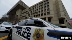 Sebuah mobil polisi FBI tampak di depan kantor FBI di Washington DC (foto: dok). 