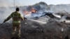 Seorang petugas pemadam kebakaran Israel memadamkan api kobaran di sebuah ladang setelah roket dari Lebanon selatan mendarat di pinggiran Kiryat Shmona, Selasa 4 Juni 2024.