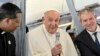 El papa Francisco habla con los periodistas en el avión que lo llevó a Marsella, Francia, el 22 de septiembre de 2023.