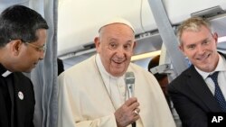 El papa Francisco habla con los periodistas en el avión que lo llevó a Marsella, Francia, el 22 de septiembre de 2023.