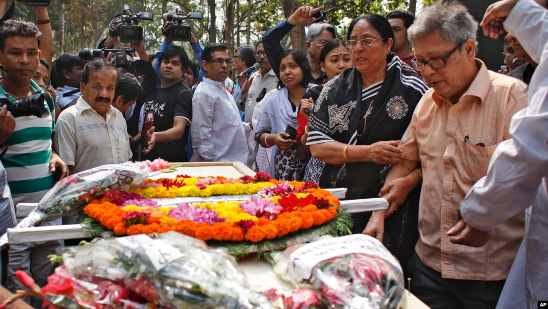 Jenazah blogger Avijit Roy, yang juga tewas akibat dibacok dengan parang, dalam upacara pemakaman di Dhaka, Bangladesh (1/3).