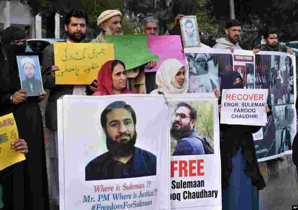 Las familias paquistaníes sostienen fotos de sus familiares desaparecidos durante una manifestación para conmemorar el Día Mundial de los Derechos Humanos en Islamabad.