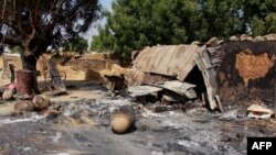 Maisons incendiées par Boko Haram dans le village de Maiborti, à la périphérie de Maiduguri, dans le nord-est du Nigéria, le 17 décembre 2018.