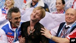 Evgeni Plushenko dari Rusia (tengah), setelah memenangkan nomor putra figure skating pada Olimpiade Sochi (9/2). (AP/Darron Cummings)