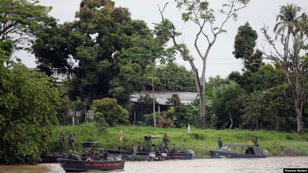 Soldados venezolanos patrullan en barco por el río Arauca, la frontera entre Colombia y Venezuela, visto desde Arauquita, el 29 de marzo de 2021.
