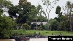 Soldados venezolanos patrullan en barco por el río Arauca, la frontera entre Colombia y Venezuela, visto desde Arauquita, el 29 de marzo de 2021.