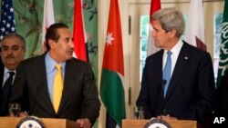 29일 미국 국무부에서 회담 후 기자회견에 참석한 하마드 빈 자셈 알 타니 카타르 총리 겸 외교장관(왼쪽)과 존 케리 미국 국무장관(오른쪽).