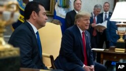 El presidente Donald Trump habla durante una reunión con el presidente guatemalteco Jimmy Morales en la Oficina Oval de la Casa Blanca, el martes 17 de diciembre de 2019, en Washington. 