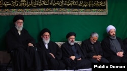 قاسمیان در میان مقامات ارشد جمهوری اسلامی و نزدیکان به خامنه‌ای - آبان ۱۳۹۳